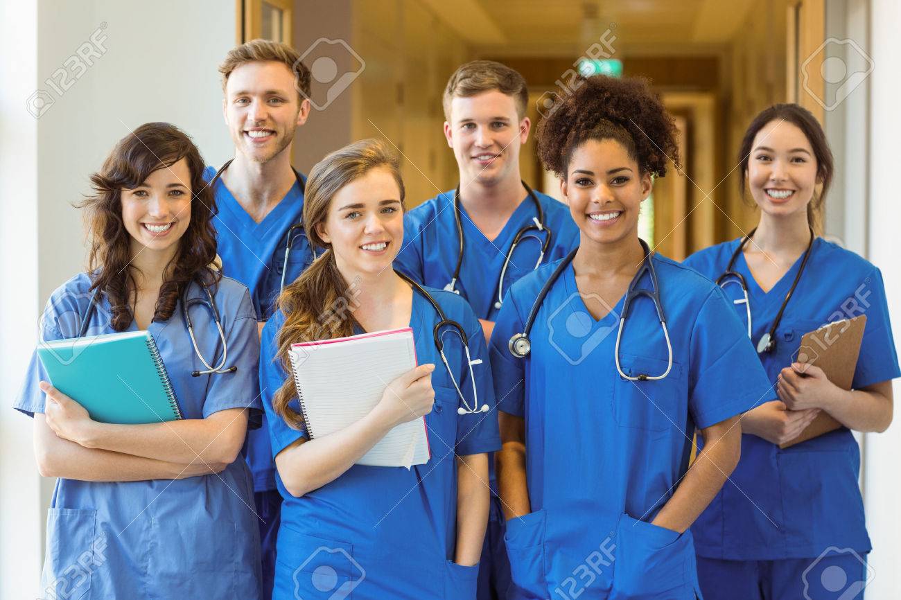 36422575-los-estudiantes-de-medicina-sonriendo-a-la-cámara-en-la-universidad
